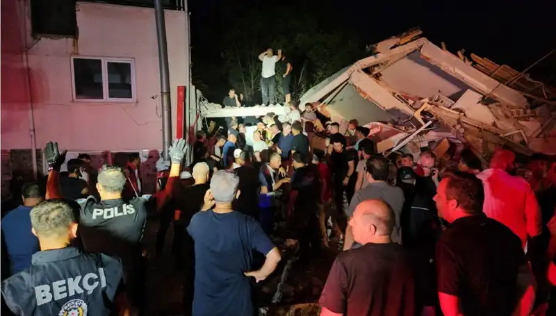 Balıkesir Sındırgı'da Şiddetli Deprem: Can ve Mal Kaybı Yaşandı!
