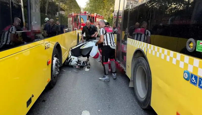 Motosiklet İETT Otobüslerinin Arasında Kaldı: Korkunç Kaza Anları
