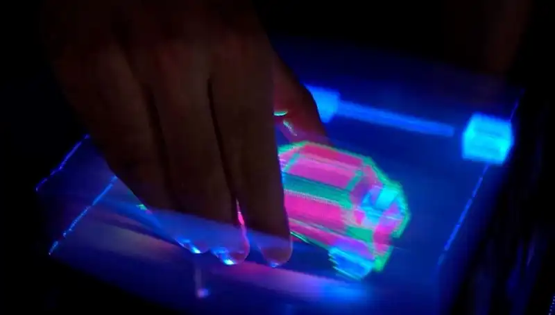 Dünyanın İlk Etkileşimli 3D Hologramı: Gelecek Artık Burada!