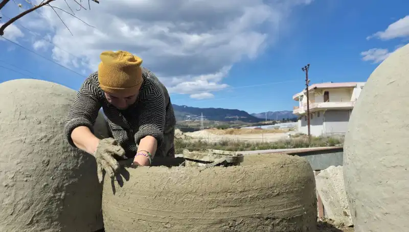 Hatay'da Kadınlar Killi Toprağı İstediği Şekilde Şekillendiriyor
