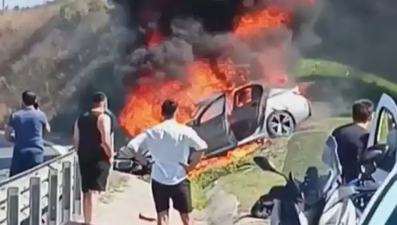 TEM Otoyolu’nda Korkutan Yangın: Otomobil Alev Alev Yandı