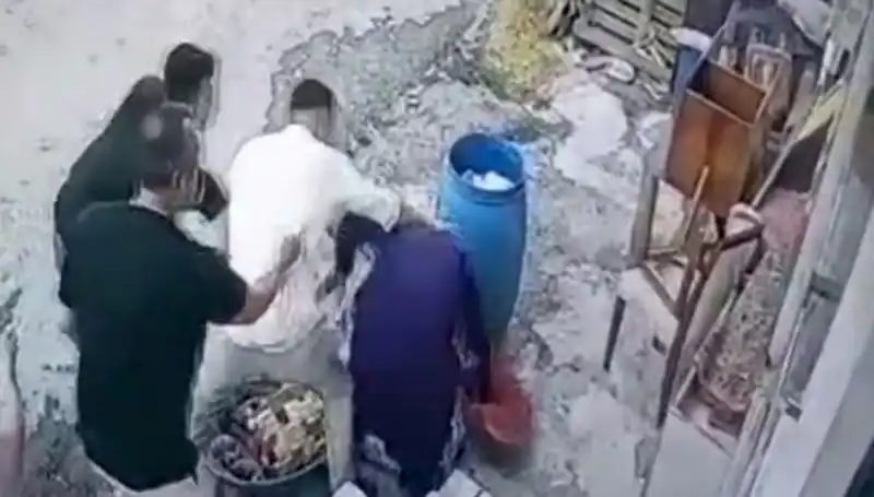 Başakşehir'de Bidon Tartışması: Kadına Görülen Şiddet Eleştiriliyor