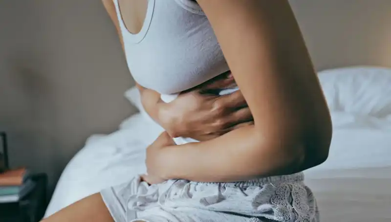 22 Yaşındaki Genç Kızın Bağırsak Kanseri Alarmı: Belirtileri Göz Ardı Edildi