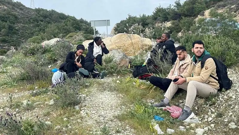 Düzensiz Göçmenler Yakalandı: İki İlde Tespit Edilen 20 Kişi