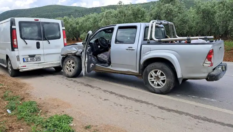 Bursa'da Minibüs ve Kamyonetin Korkutan Çarpışması: İki Yaralı