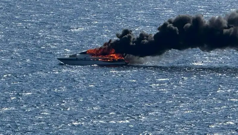 İzmir'de Motoryat Yangını: Seyir Halindeki Araç Kullanılamaz Hale Geldi