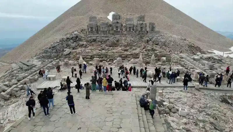 Bayramda Nemrut Dağı'na Yoğun İlgi: Ziyaretçi Akını Nasıl Gerçekleşti?
