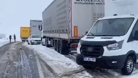 Kars-Ardahan Karayolunda Yer Yer Kar Yağışı: TIR'lar Yolda Mahsur Kaldı