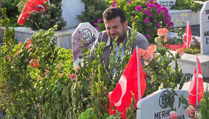 Deprem Şehitliğinde Duygusal Bir Bayram: İçten Anmalar ve Hatıra Fısıldamaları