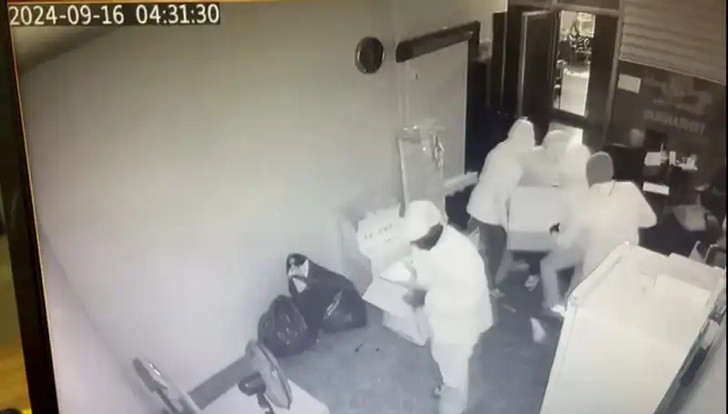Sırtında Kasa Taşırken Yakalanan Hırsızların Tuhaf Yöntemi