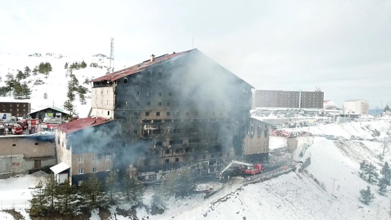Bakan Tunç'tan Yangınla İlgili Açıklamalar: Otelin Sahibi de Dahil 4 Kişi Gözaltına Alındı