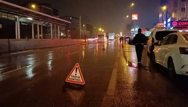 Bursa'da Kaza Sonrası Güvenlik Önlemi Alan Polise Kamyonet Çarptı: Detaylar Ortaya Çıktı