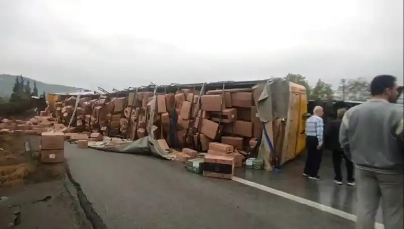 TEM Otoyolu'nda TIR Devrildi: Ankara Yolu Ulaşıma Kapandı