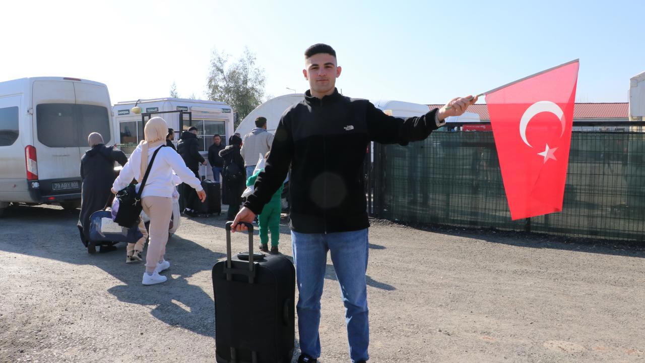Türk bayrağıyla dönen Suriyeli, evine asacak