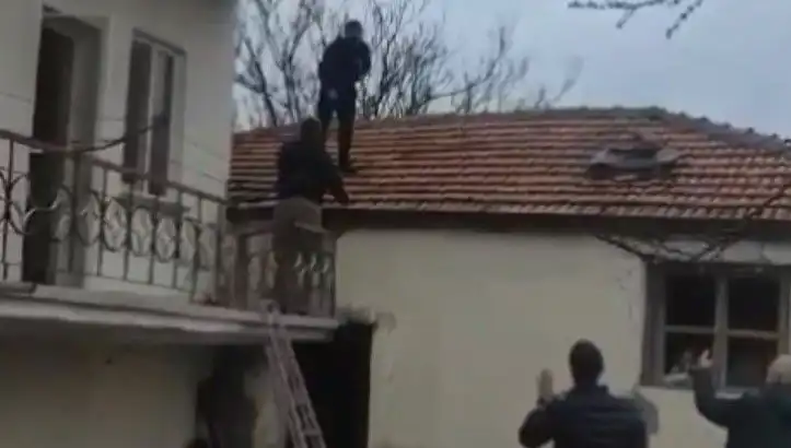 Polis Çatıda Kıstırdı: Şüpheli Direnişi ve Dramatik Anlar!