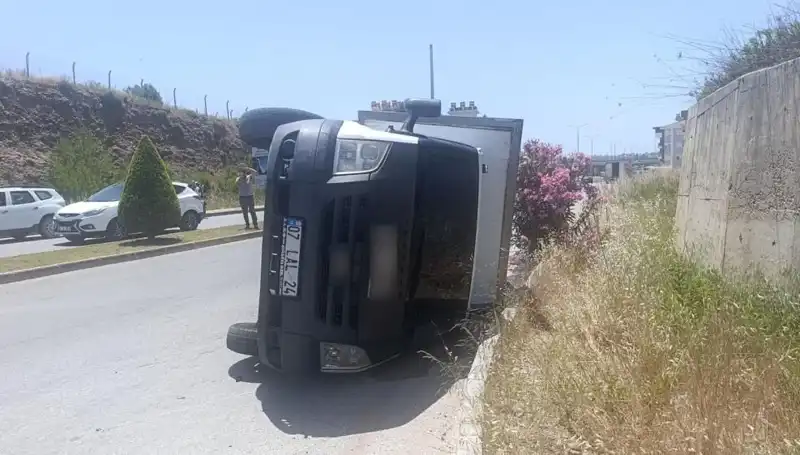 Hafif Ticari Araç Kamyoneti Devrildi: Kazanın Detayları ve Sonrası