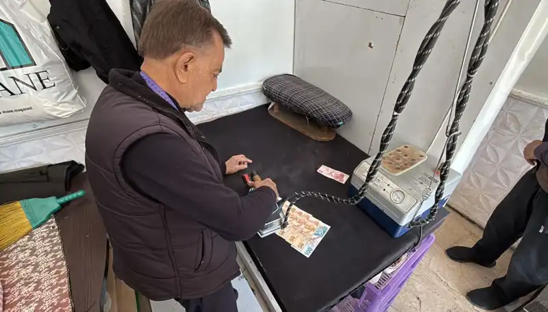 47 Yıllık Terzi Ahmet’ten Dikkat Çeken Geleneği: Paraları Ütülüyor