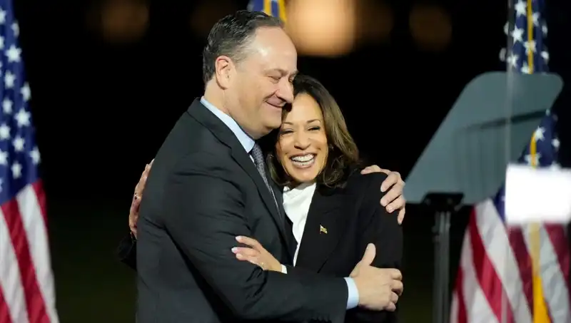 Trump, Kamala Harris’in Eşini Görevden Alarak Siyasi Alevleri Alevlendirdi