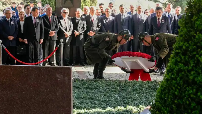 Turgut Özal, Mezarı Başında Anıldı: Anıların Yeniden Canlandığı Bir Gün