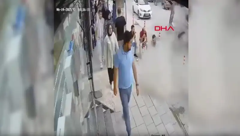 TIR Patlağıyla Beyinleri Sarsan O Anlar: Yerinden Zıplayan Vatandaşlar!