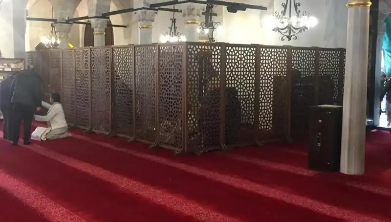 Kadın ve Erkeklerin Yan Yana Teravih Namazı Kılma İddiası: Gerçekler ve Yansımalar