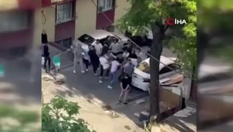 Kapıları Zorlayan Madde Bağımlısına Sokak Ortasında Meydan Dayağı