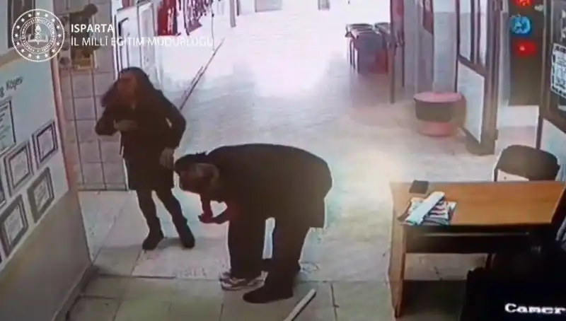 İlkokulda Öğrenciyi Heimlich Manevrası ile Kurtaran Kahraman Öğretmen