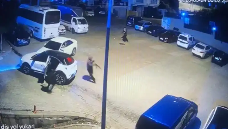 Kağıthane'de Maskeli Saldırganların Kalaşnikoflu Dehşeti: Olayın Ayrıntıları