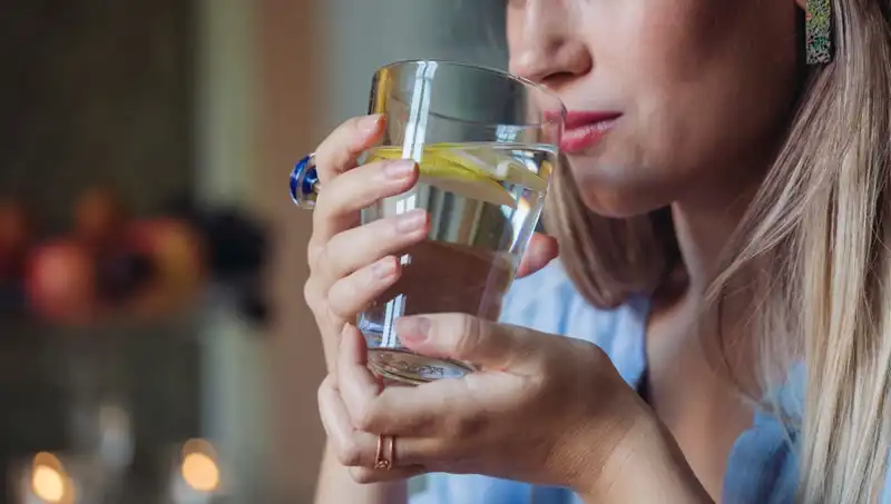 Harvardlı Uzmanın Limonlu Su Açıklaması: Gerçekten Sağlığa Faydası Var Mı?