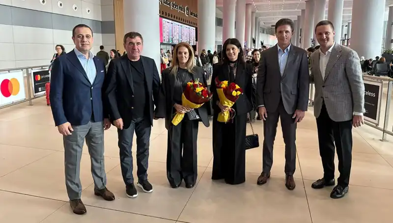 Hagi ve Popescu İstanbul'da Futbol Severleri Buluşturuyor