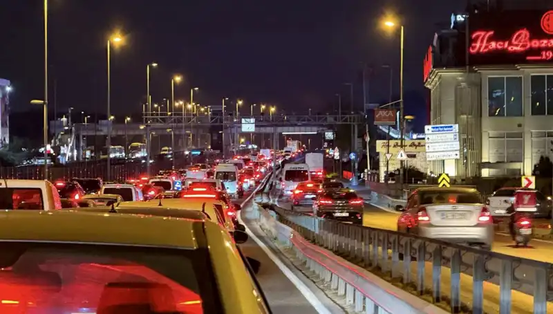 Yenibosna Metrobüs Yaya Üst Geçidi: Çalışmalar Hız Kazandı!