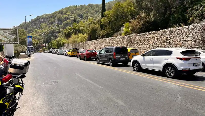 Fethiye-Ölüdeniz Yolunda Tatilci Yoğunluğu: Üç Kilometrelik Kuyruk Tehlikesi!