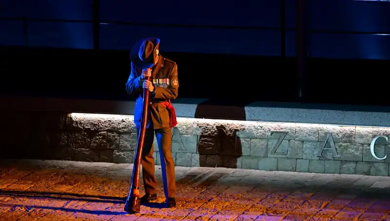 Anzak Koyu'nda Duygusal "Şafak Ayini" Gerçekleşti: Tarih Tekrar Canlandı