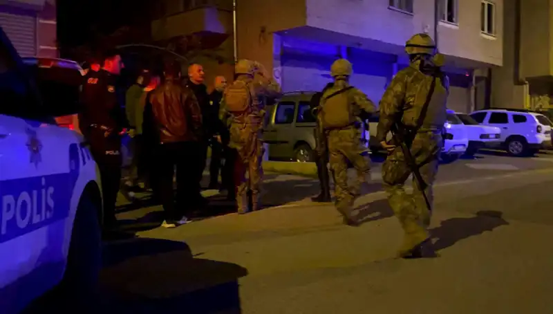 Balkondan Tüfekle Ateş Açan Şahıs, Polis Geldiğinde Evinin Kapısını Kilitledi
