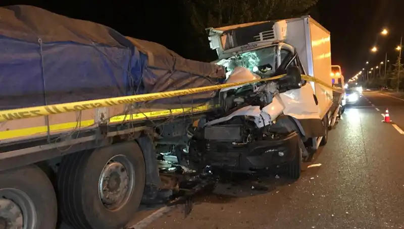Kamyonet Park Halindeki Tıra Çarptı: Feci Kaza Sonrası 1 Ölü, 1 Yaralı
