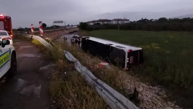 Manisa'da Otobüs Kazası: Yolcular Arasında Yaralılar ve Endişe Var