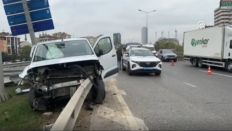 Otoyolda Feci Kaza: Araba Bariyere Ok Gibi Saplandı!