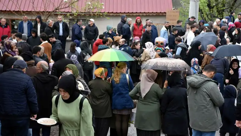 Bir Asırlık Geleneğin İzinde: 12 Binin Üzerinde Kişi Bayramda Buluştu