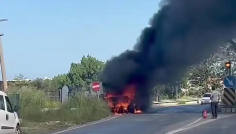 Çarşaf Yüklü Kamyonet Alev Topuna Döndü: Olaya Şahit Olanlar Anlattı