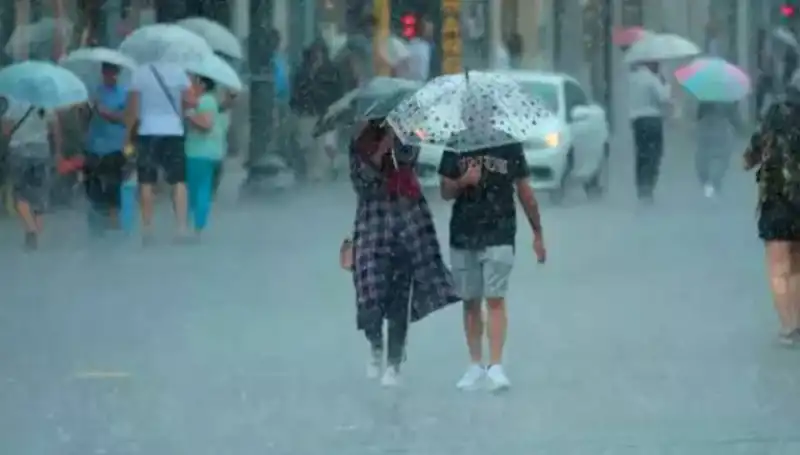 İstanbul'da Şiddetli Yağış ve Yangın Bölgesinde Kuvvetli Rüzgar Uyarısı