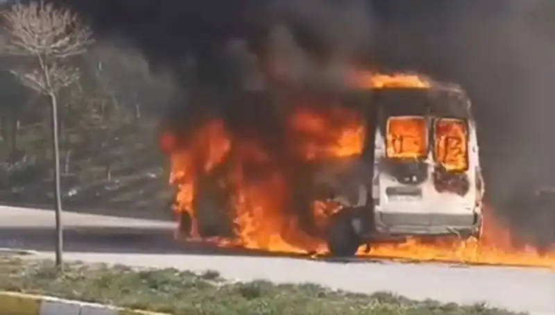 Havalimanı Servis Araçları Tehlikede: Personeli Taşıyan Araç Yangın Çıkardı!