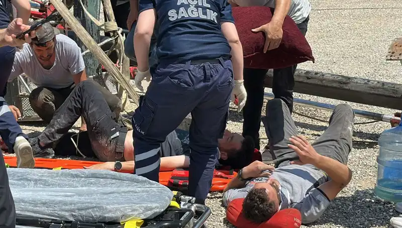 Bayrak Asma İşi Korku Dolu Anlara Sahne Oldu: Vinç Devrildi!