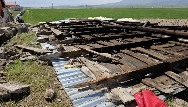 Bitlis’te Fırtına Hayatı Olumsuz Etkiledi: Çatılar Uçtu ve Caddeler Sona Erdi