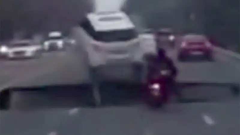 Güney Kore Otoyolunda Dev Çukur: Motosiklet Yutuldu, Bunun Ardından Neler Oldu?