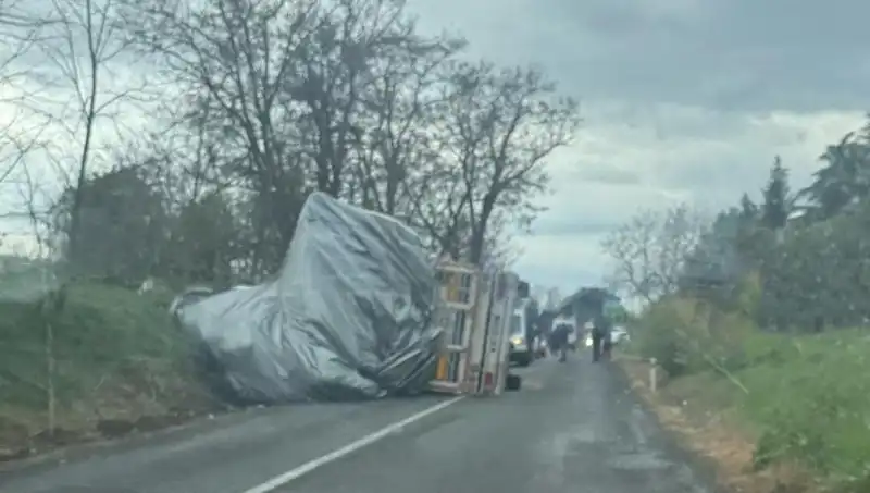 Tekirdağ'da Saman Yüklü TIR Devrildi: Kazanın Ayrıntıları ve Son Dakika Gelişmeleri