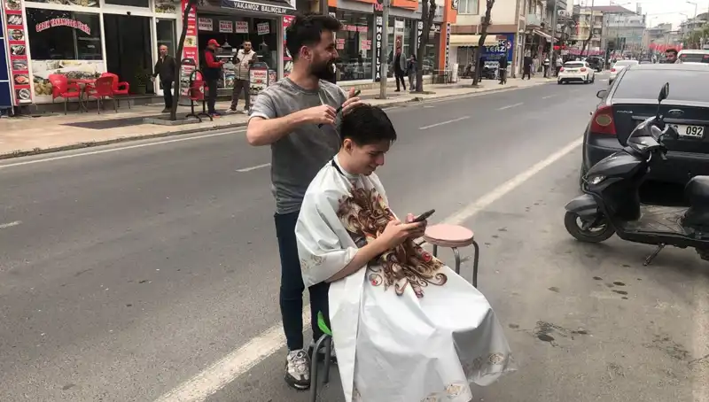 Deprem Anında Yarım Kalan Tıraşını Dışarıda Bitiren Adamın Hikayesi