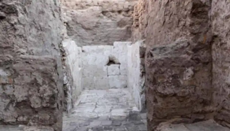 Mısır’da Tarihin Derinliklerinde Huzur Bulan 3.500 Yıllık Kraliyet Mezarı Keşfedildi