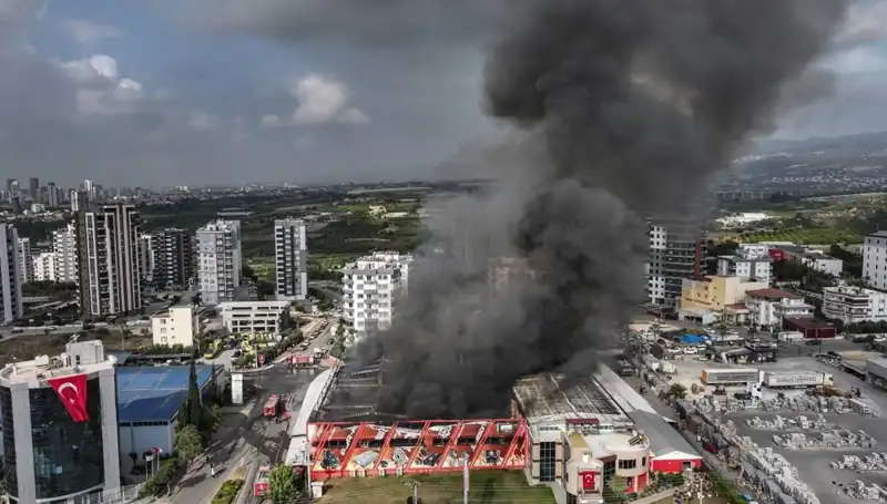 Mersin'de Fabrika Yangını: Güvenlik Birimleri TOMA ile Olay Yerinde!