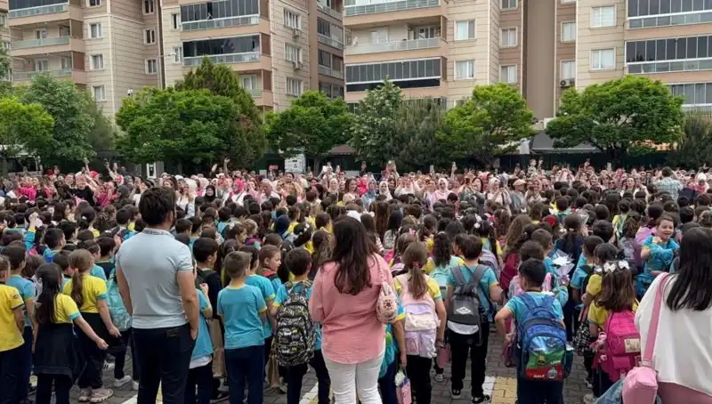 Öğrencilerden Duygusal Sürpriz: Anneleri Gözyaşlarına Boğdu