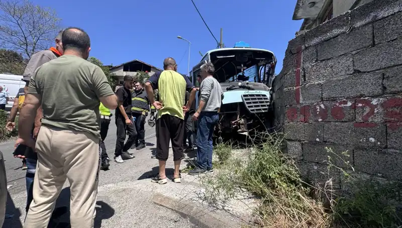 Minibüs Kazası: Duvara Çarpan Araçta 14 Yaralı Hüzünlü Olay